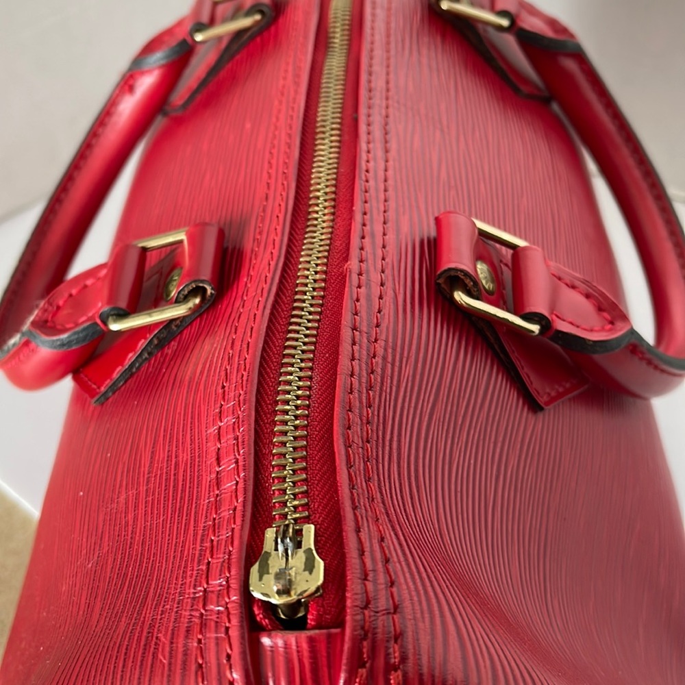 Authentic Louis vuitton Epi Speedy Handbag . - Picture 7 of 17
